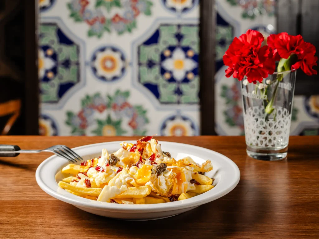 Huevos Rotos con Jamón Ibérico y Patatas